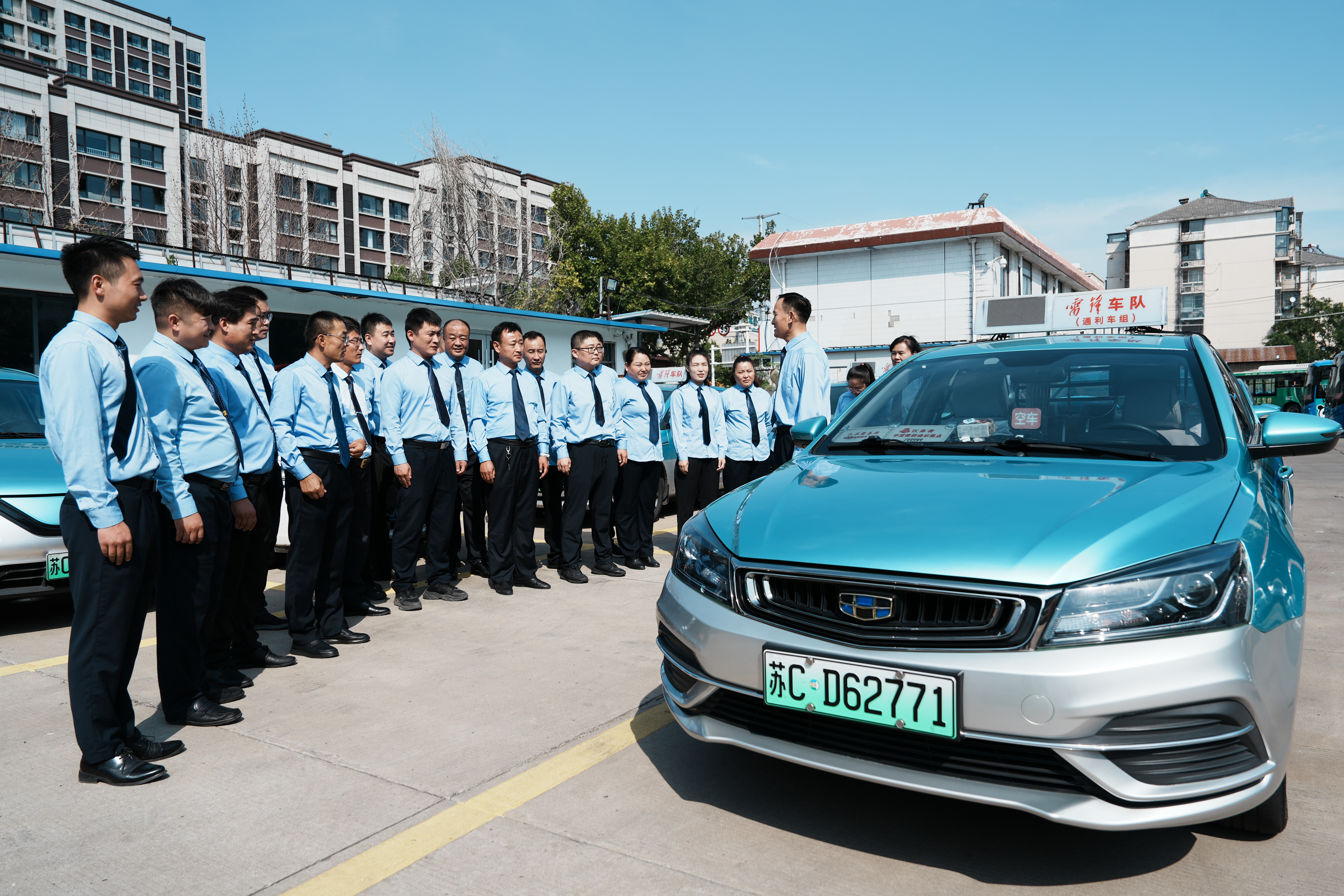 雷鋒車隊開展禮儀服務(wù)進(jìn)車廂活動