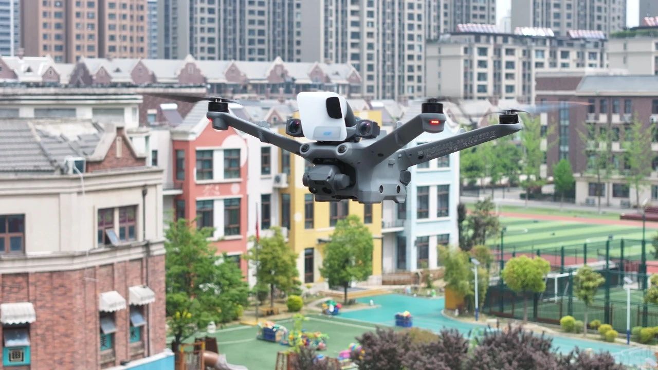 無(wú)人機(jī)高空喊話助力城市流動(dòng)攤販高效管理
