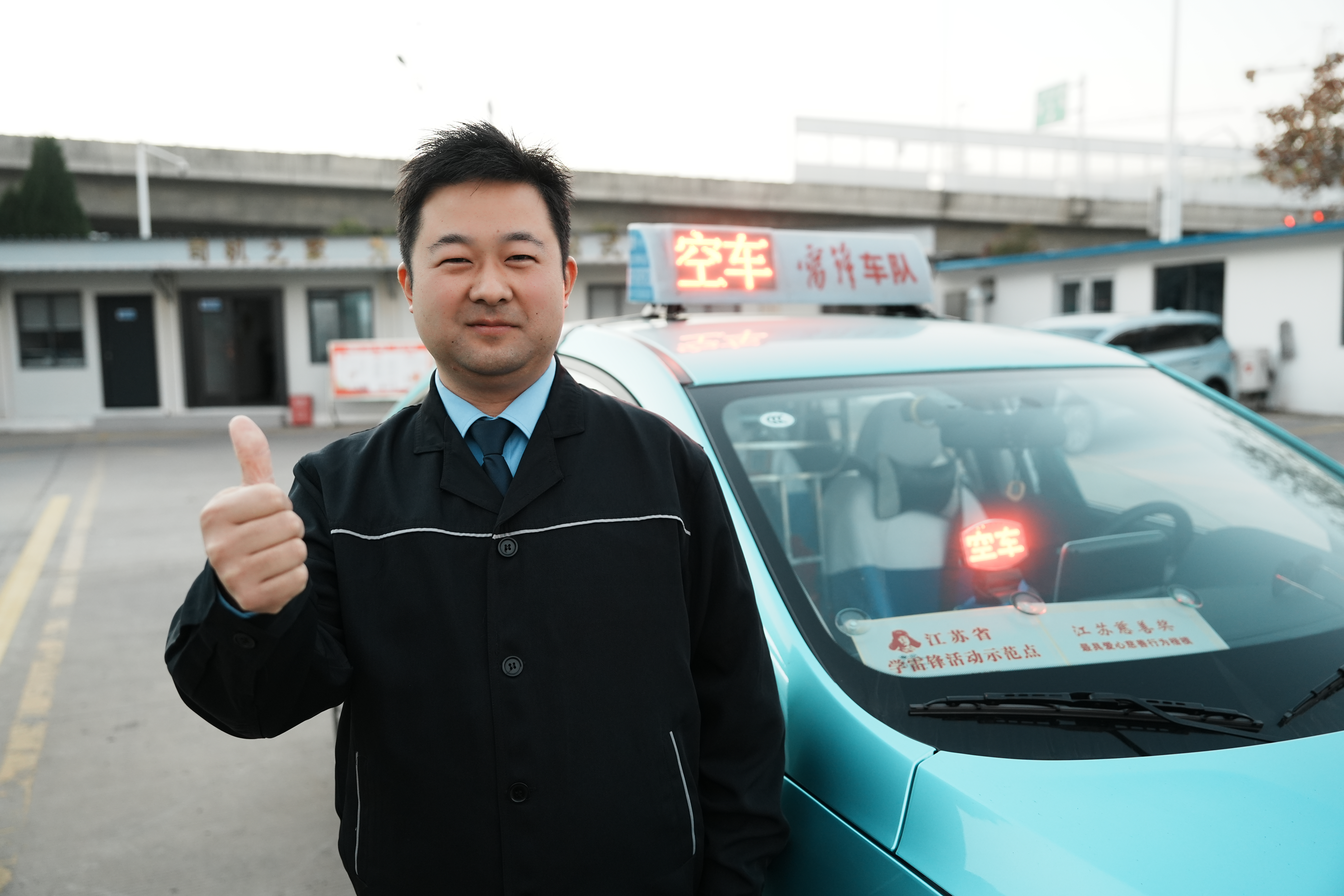 雷鋒車(chē)隊(duì)劉孝金書(shū)寫(xiě)服務(wù)溫情